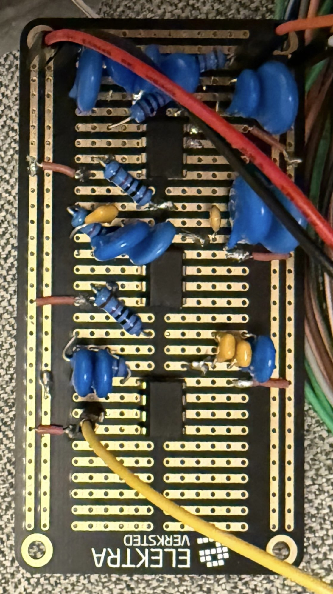 Samme krets overført til et Elektra-merket stripeprintet kort, loddet.