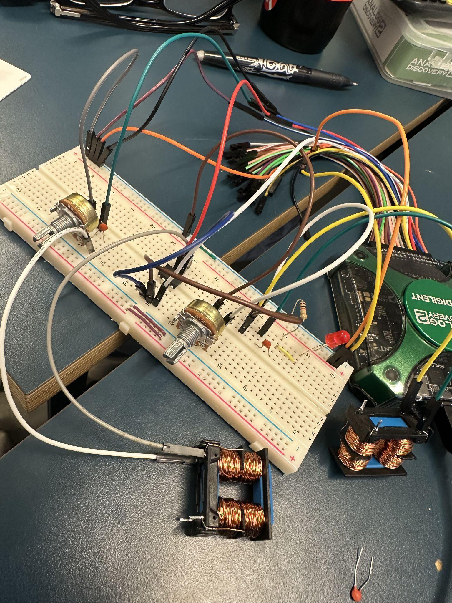 Bredderbrett med den analoge frekvensdobleren koblet opp. To håndviklede spoler på et 3D-printet feste, potmeter for å justere motstandene.
